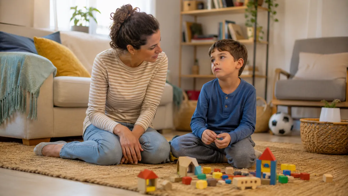 ילד לא מקשיב ושיחה רגועה בין הורה לילד